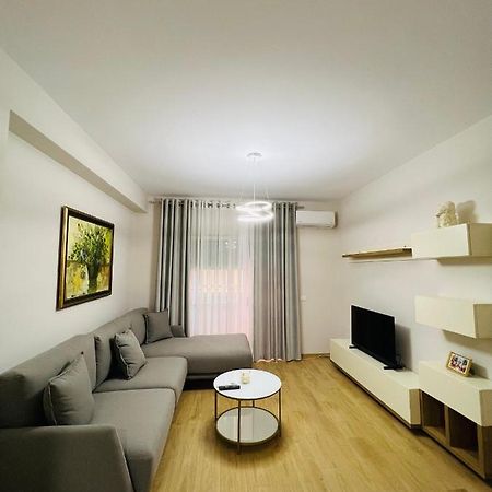 Lovely Apartment, Free Parking Tirana Kültér fotó